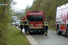 Gasilcem popil vino, pojedel klobase in razbil tri vozila