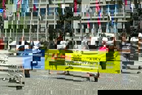 Vlada vztraja z napadom na vrtce - 36.000 podpisov staršev Golobove poslanske vojske ne prepriča