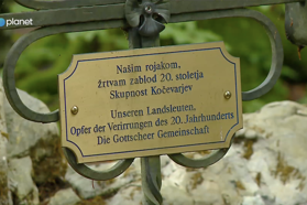 Po zgledu revolucionarjev dovoljeni totalitarni simboli komunizma. Prepoved spravnih slovesnosti za mrtvimi domobranci.