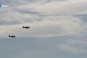 Streli v zrak z avtomatskim orožjem, v zraku pa vojaški helikopter. So Romi ciljali nanj?