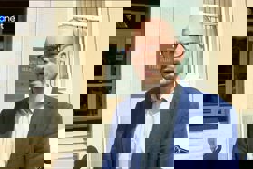 Se strinjate s to odločitvijo sodišča glede poslanca Mateja T. Vatovca, potem ko je žalil in zmerjal Roka Snežiča?