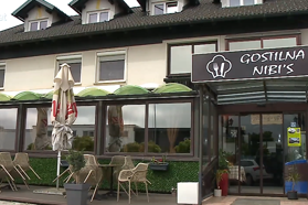 Odličen posel: 4 milijone je Golobova vlada dala neznani pizzeriji, da kuha za migrante