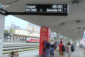 Prigode in nezgode našega novinarja na kopalnem vlaku. Vredno ogleda. Upanje umre zadnje.