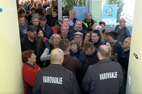 Črnobele slike čakajočih iz časa komunizma so identične barvnim slikam takole čakajočih iz časa Golobove vlade
