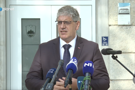Romsko nasilje: Notranji minister uperja prst v ministrico Katičevo