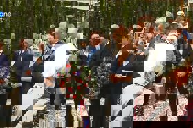 Žalostno. Te slovesnosti v spomin na največji genocid pri nas se ni udeležil niti Robert Golob niti Nataša Pirc Musar. Bil pa je tam Janez Janša. 