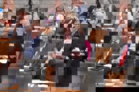 Urška Klakočar Zupančič z brezplačno reklamo za Janeza Janšo