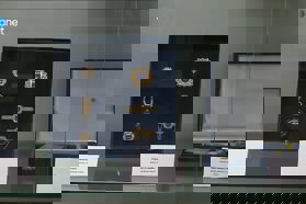 Kdo danes nosi nakit v vrednosti 35.000 €, ki ga je kot darilo dobila partnerka Boruta Pahorja