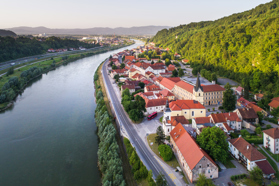 Srednjeveško mesto, vpeto med zelene gozdove in vinograde, polno energije