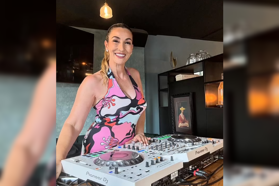 Po ločitvi nov začetek: Nevesta je pri 53 postala DJ-ka
