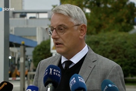 Tako si je minister Matjaž Han opral roke in s prstom pokazal na Evropo