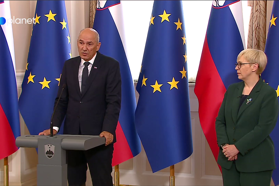 Janša in Pirc Musarjeva snela rokavice