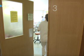Zamenjava spola na državne stroške, nujne operacije pa ne