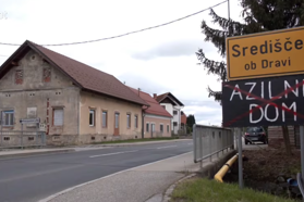 Vlada kupuje 400 vzmetnic za migrante, v Središču ob Dravi besni