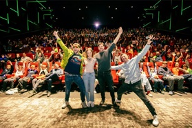 Najzabavnejša premiera leta je skozi portal v svet Minecrafta poslala polne dvorane otrok, odraslih in znanih obrazov