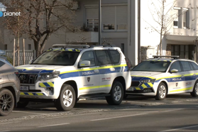 Romi nad policijo s pestmi in kamenjem. Do kdaj še? 